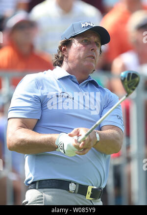 Golfeur PGA Phil Mickelson montres un large coup de départ sur le premier trou que le jeu commence à la PGA Championship à Bellerive Country Club en ville et pays,Missouri le 9 août 2018. Photo de Bill Greenblatt/UPI Banque D'Images