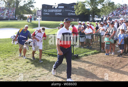 PGA golfeur Gary Woodland de Topeka, Kansas promenades hors de la 18ème green après le premier tour du PGA Championship à Bellerive Country Club dans la ville et la campagne, New York le 9 août 2018. Un coup de bois 6 en dessous du par 64 de prendre l'initiative sur la journée. Photo de Bill Greenblatt/UPI Banque D'Images