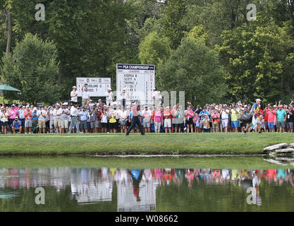 Le golfeur de la PGA Tiger Woods passe devant la galerie sur le troisième trou lors de la quatrième série du 100e championnat de la PGA à Bellerive Country Club dans la ville et la campagne, New York le 12 août 2018. Brooks Koepka golfeur a remporté l'événement. Photo de Bill Greenblatt/UPI Banque D'Images