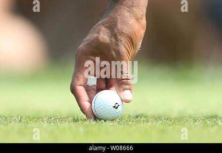 Le golfeur de la PGA Tiger Woods place sa balle de golf sur la boîte de pièce en T sur le sixième trou lors de la quatrième série du 100e championnat de la PGA à Bellerive Country Club dans la ville et la campagne, New York le 12 août 2018. Brooks Koepka golfeur a remporté l'événement. Photo de Bill Greenblatt/UPI Banque D'Images