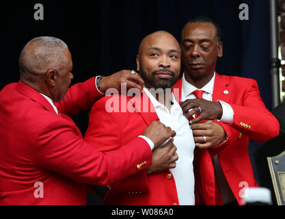 L'ancien voltigeur des Cardinals de Saint-Louis Ray Lankford (C) est donnée ses Cardinaux Hall of Fame veste rouge d'anciens coéquipiers National Hall of Fame états Ozzie Smith (L) et les cardinaux coach Willie McGee lors de cérémonies à St Louis le 18 août 2018. Lankford était membre des cardinaux pendant 12 ans. Photo de Bill Greenblatt/UPI Banque D'Images