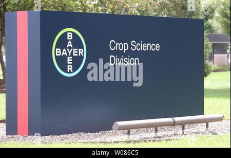 Signe de l'entrée principale à l'ancienne société Monsanto a enfin été changé à Bayer à Creve Coeur, Missouri le 21 août 2018. Monsanto a perdu son nom après le géant allemand Bayer a officiellement fait l'acquisition de la compagnie en juin. Bayer avait envisagé de perdre la marque de Monsanto pendant un certain temps. L'acquisition de produits Monsanto va garder leurs noms de marque et faire partie de la gamme de Bayer. En juin, Bayer a fermé ses $63 milliards d'acquisition de Saint Louis Comté, Monsanto Co. photo de Bill Greenblatt/UPI Banque D'Images