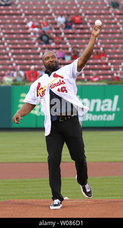 L'ancien voltigeur des Cardinals de Saint-Louis Ray Lankford jette une première cérémonie terrain avant le Cardinals-Pittsburgh St Louis Pirates match de baseball à Busch Stadium à St Louis Le 28 août 2018. Lankford est le nouveau membre de la St. Louis Cardinals Hall of Fame. Photo de Bill Greenblatt/UPI Banque D'Images