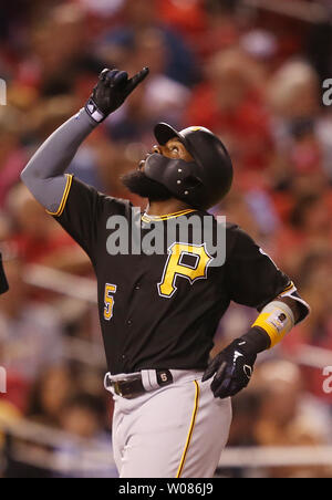 Pirates de Pittsburgh Josh Harrison skyward points alors qu'il touche la plaque, frapper un home run solo en sixième manche contre les Cardinals de Saint-Louis au Busch Stadium de Saint-Louis le 10 septembre 2018. Photo de Bill Greenblatt/UPI Banque D'Images