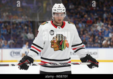 Blackhawks de Chicago Nick Schmaltz patins afin de son banc pendant un temps d'arrêt contre le Blues de Saint-Louis au cours de la première période au centre d'entreprise à Saint Louis le 6 octobre 2018. Chicago a battu St Louis 5-4 en prolongation. Photo de Bill Greenblatt/UPI Banque D'Images