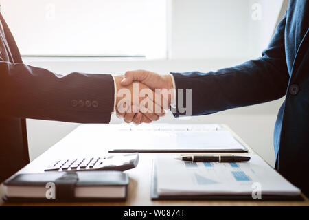 Finir une séance, poignée de deux business people après accord du contrat pour devenir un partenaire, d'équipe de collaboration. Banque D'Images