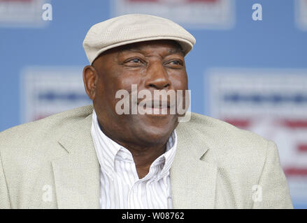 National Baseball Hall of Fame états Willie McCovey, apparaissant dans ce 27 juillet 2008, photo à Cooperstown, New York, est décédé à l'âge de 80 ans, le 31 octobre 2018. Les Giants de San Francisco a annoncé la mort de McCovey, disant que le hitter adopté 'paisiblement' dans 'l'après-midi après avoir perdu sa bataille avec les questions de santé." Un ancien joueur et gauche fielder, McCovey est un frappeur de .270 avec 521 circuits et 1 555 points produits en 22 saisons en ligue majeure, 19 d'entre eux avec les géants. Il a également joué pour l'athlétisme et aumôniers. Photo par Bill Greenblatt/UPI Banque D'Images