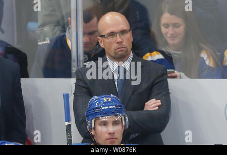Blues de Saint-Louis L'entraîneur-chef Mike Yeo regarde son équipe prendre sur le Wild du Minnesota au cours de la deuxième période au centre d'entreprise à Saint Louis le 3 novembre 2018. Minnesota a battu St Louis 5-1. Photo de Bill Greenblatt/UPI Banque D'Images