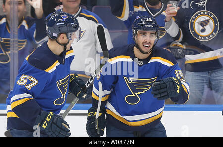 Saint Louis Blues David Perron (L) en patins à féliciter Robbie Fabbri Fabbri après son premier scores but de la saison contre les Hurricanes de la Caroline dans la première période au centre d'entreprise à Saint Louis le 6 novembre 2018. Photo de Bill Greenblatt/UPI Banque D'Images