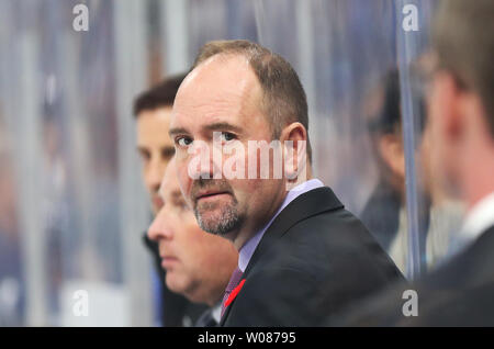 Les Sharks de San Jose l'entraîneur-chef Peter DeBoer regarde ses joueurs sur le banc au cours de la première période contre les Blues de Saint-Louis au centre d'entreprise à Saint Louis le 9 novembre 2018. Photo de Bill Greenblatt/UPI Banque D'Images