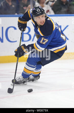 Saint Louis Blues Jaden Schwartz direction changeurs contre le Wild du Minnesota au cours de la première période au centre d'entreprise à Saint Louis le 11 novembre 2018. Photo de Bill Greenblatt/UPI Banque D'Images