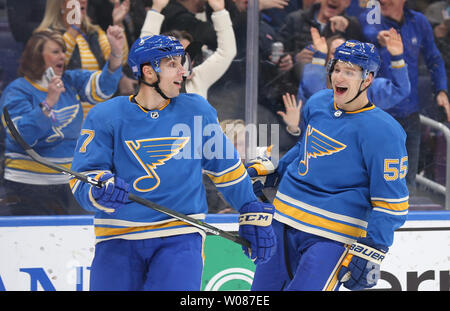 Saint Louis Blues Colton Parayko (R) en patins à féliciter David Perron pour son but dans la première période contre les Jets de Winnipeg au centre d'entreprise à Saint Louis le 24 novembre 2018. Photo de Bill Greenblatt/UPI Banque D'Images