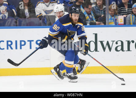 Blues de St-Louis Ryan O'Reilly apporte la rondelle dans la zone de la Floride passé Florida Panthers Aleksander Barkov de Finlande dans la première période au centre d'entreprise à St Louis le 11 décembre 2018. Photo de BIll Greenblatt/UPI Banque D'Images
