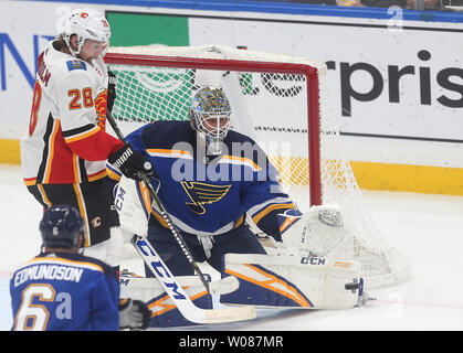 Le gardien des Blues de Saint-Louis Jordan Binnington se prépare à faire une sauvegarde comme Elias Lindholm Flames de Calgary de la Suède fournit l'ingérence dans la deuxième période à l'Enterprise Centre à St Louis le 16 décembre 2018. Photo de Bill Greenblatt/UPI Banque D'Images