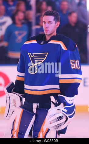 Le gardien des Blues de Saint-Louis Jordan Binnington est l'acronyme de l'hymne national avant un match contre les Canadiens de Montréal au Centre d'entreprise à Saint Louis le 10 janvier 2019. Photo de Bill Greenblatt/UPI Banque D'Images