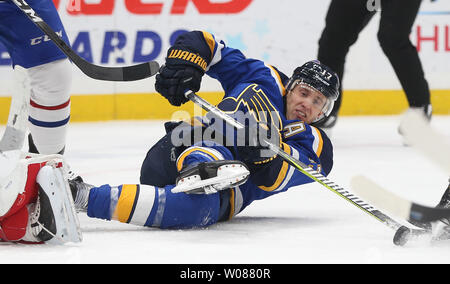 Saint Louis Blues Jaden Schwartz tire le palet au gardien de but des Canadiens de Montréal Carey : à partir de la glace dans la première période au centre d'entreprise à Saint Louis le 10 janvier 2019. Saint Louis Montréal défait 4-1. Photo de Bill Greenblatt/UPI Banque D'Images