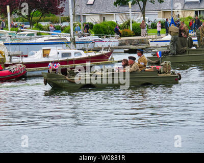 CARENTAN, FRANCE - 06 juin, 2019. Les hommes des forces spéciales en tenue de camouflage dans un débarquement lors d'une démonstration d'assaut amphibie. Diversionar Banque D'Images