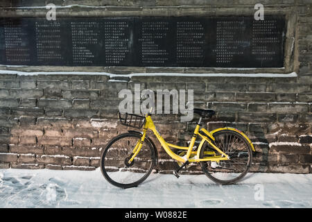 Le 3 janvier 2018, Xi'an est tombée la première neige lourde de la nouvelle année, la ville de Xi'an enveloppée d'argent belle et émouvante, les citoyens sont descendus dans les rues pour combattre les batailles de neige et prendre des photos pour célébrer la première neige de l'année nouvelle. Banque D'Images