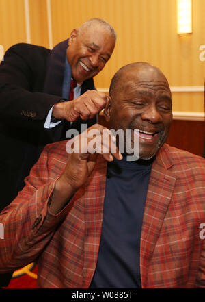 L'ancien arrêt-court, 2001 à 2005 et membre de l'Nationasl Baseball Hall of Fame Ozzie Smith, s'infiltre jusqu'à l'ancien, 2001 à Pitcher et avenir de la renommée du Baseball états Lee Smith, tirant sur l'oreille, avant le début de la Saint-louis Baseball Writers Association of America annuel dîner à St Louis le 20 janvier 2019. Photo de Bill Greenblatt/UPI Banque D'Images