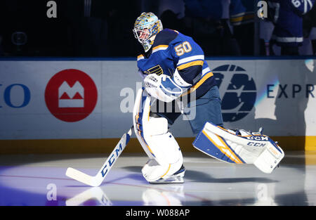 Le gardien des Blues de Saint-Louis Jordan Binnington patins à son poste pour un match contre les Maple Leafs de Toronto au Centre d'entreprise à Saint Louis le 19 février 2019. Photo de Bill Greenblatt/UPI Banque D'Images