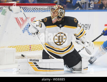 Le gardien des Bruins de Boston Tuukka Rask de Finlande peuvent seulement regarder que le palet est passé pour lui un but par Saint Louis Blues Alexander Steen dans la première période au centre d'entreprise à Saint Louis le 23 février 2019. Photo de Bill Greenblatt/UPI Banque D'Images