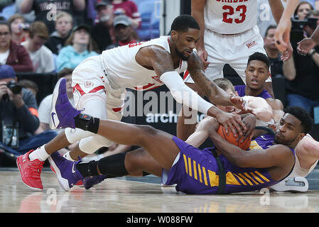 University of Northern Iowa's Tywhon Pickford détient le basket-ball comme il tombe au sol alors qu'Elijah de l'Université Bradley Childs tente d'obtenir la balle gratuitement dans la seconde moitié du match de championnat de la Missouri Valley Conference Tournament à l'Enterprise Centre à St Louis le 10 mars 2019. Bradley a gagné le match 57-54. Photo de Bill Greenblatt/UPI Banque D'Images