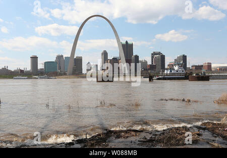 Petites vagues échouer sur le rivage de Saint-Louis (États-Unis d'un autre remorqueur en face de la Gateway Arch, le 2 avril 2019. Le fleuve Mississippi est cresting à 38 pieds au cours de cette période d'inondation modérée. Photo de Bill Greenblatt/UPI Banque D'Images