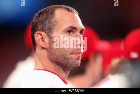 Le joueur de premier but des Cardinals de St. Paul Goldschmidt watches le jeu à partir de la fosse-réservoir contre le Los Angeles Ddogers au Busch Stadium de Saint-Louis le 10 avril 2019. Photo de Bill Greenblatt/UPI Banque D'Images