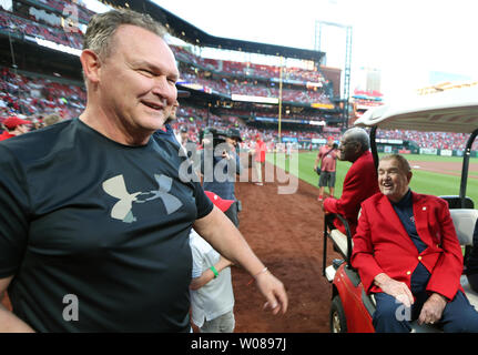Ancien Cardinals de Saint-Louis Le deuxième but Tom Herr parle avec son ancien manager, de la renommée du Baseball états Whitey Herzog, lors de cérémonies honorant Herr pour son temps en tant que membre des Cardinaux, avant un match entre les Reds de Cincinnati et les Cardinals de Saint-Louis au Busch Stadium de Saint-Louis Le 26 avril 2019. Photo de Bill Greenblatt/UPI Banque D'Images