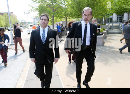 Saint Louis Comté Supervisor Steve Stenger (L) et son avocat Scott Rosenbloom, quitter le Palais fédéral Thomas Eagleton après un acte d'accusation que Stenger et diverses personnes et sociétés combiné de frauder et de priver les citoyens de Saint Louis Comté de leur droit à ses services, honnête et fidèle à St Louis Le 29 avril 2019. L'accusation a également déclaré que Stenger utilisé secrètement sa position officielle de s'enrichir grâce à solliciter et accepter des contributions de particuliers et de leurs entreprises en échange d'une action officielle favorable. Photo de Bill Greenblatt/UP Banque D'Images