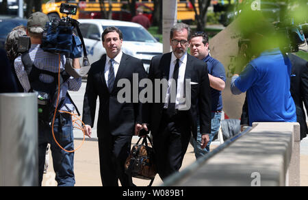 Saint Louis Comté Supervisor Steve Stenger (L) et son avocat Scott Rosenbloom, dodge reporters qu'ils arrivent au Thomas Eagleton Palais de justice fédéral de répondre à une accusation que Stenger et diverses personnes et sociétés combiné de frauder et de priver les citoyens de Saint Louis Comté de leur droit à ses services, honnête et fidèle à St Louis Le 29 avril 2019. L'accusation a également déclaré que Stenger utilisé secrètement sa position officielle de s'enrichir grâce à solliciter et accepter des contributions de particuliers et de leurs entreprises en échange d'officiel favorable Banque D'Images