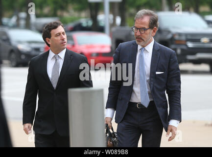 Saint Louis Comté ancien superviseur Steve Stenger (L) et son avocat Scott Rosenbloom, arriver à la Thomas Eagleton Palais de justice fédéral de plaider coupable à des accusations fédérales payer pour jouer le 3 mai 2019. Stenger, 47 ans, fait face à trois à quatre ans de prison et devra payer un dédommagement qui pourrait être compris entre 250 000 $ et 550 000 $. Photo de Bill Greenblatt/UPI Banque D'Images