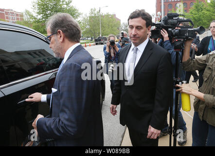 Saint Louis Comté ancien superviseur Steve Stenger (R) et son avocat Scott Rosenbloom, essayez de laisser le Thomas Eagleton Palais de justice fédéral après avoir plaidé coupable à des accusations fédérales payer pour jouer le 3 mai 2019. Stenger, 47 ans, fait face à trois à quatre ans de prison et devra payer un dédommagement qui pourrait être compris entre 250 000 $ et 550 000 $. Photo de Bill Greenblatt/UPI Banque D'Images