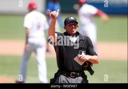 Accueil arbitre Tripp Gibson donne un signal de la main à la presse fort comme St. Louis Cardinals manager Mike Shildt rend un pitching changement dans la cinquième manche contre les Royals de Kansas City au Busch Stadium de Saint-Louis le 22 mai 2019. Kansas City a battu St Louis 8-2. Photo de Bill Greenblatt/UPI Banque D'Images