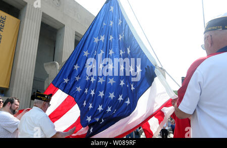 Soulever des anciens combattants le drapeau américain avant les cérémonies du Jour du Souvenir au Monument aux soldats à St Louis le 27 mai 2019. Les noms des 554 morts de la guerre Saint Louisian depuis la Seconde Guerre mondiale, 1 ont été lus et les petits drapeaux américains ont été placés dans l'herbe près du mémorial. Monument aux soldats a été consacrée le 30 mai 1938 et à l'objet d'une restauration complète. Photo de Bill UPI/Greenblastt Banque D'Images