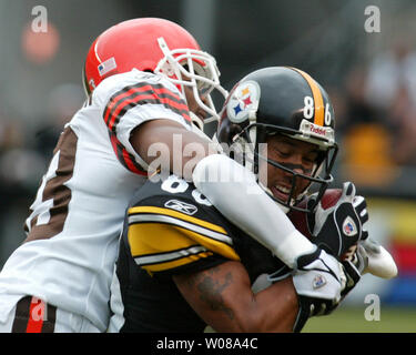 Pittsburgh Steelers Hines Ward tire dans une passe de Ben Roethlisberger, pour une première en bas pendant le premier trimestre de Heinz Feild dans Pittsburgh PA., le 10 octobre 2004 . Cleveland Browns Daylon McCutcheon était aussi sur le jeu. (UPI Photo/Stephen brut) Banque D'Images