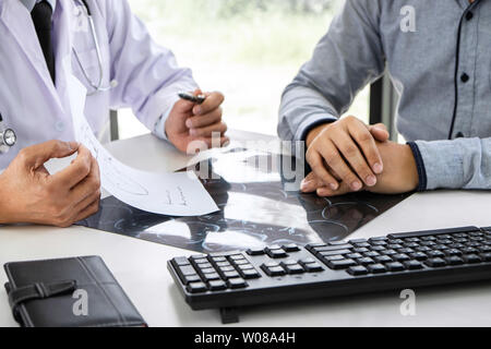 Avoir une conversation avec le professeur médecin et patient holding x-ray film lors de l'examen de l'explication de symptômes ou de diagnostic de la santé, des avocats Banque D'Images