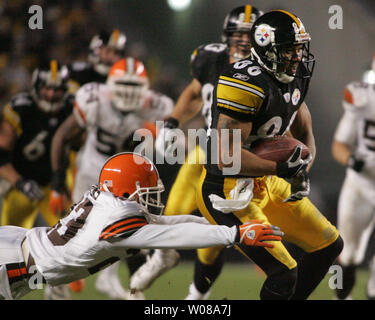 Pittsburgh Steelers Hines Ward tire dans une passe vers la fin du deuxième trimestre, et a été ramené par Ceveland Mickens Browns Ray au cours du deuxième trimestre de Heinz Field de Pittsburgh, Pennsylvanie le 13 novembre 2005. (UPI Photo/Stephen brut) Banque D'Images