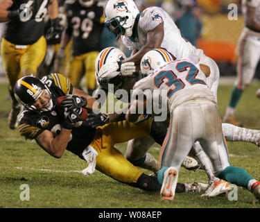 Pittsburgh Steelers Hines Ward tire dans une passe de Ben Roethlisberger à la fin du quatrième trimestre contre Dolphins de Miami au stade Heinz Field de Pittsburgh, Pennsylvanie le 26 novembre 2007. Les Steelers exclus les dauphins 3-0. (UPI Photo/Stephen brut) Banque D'Images