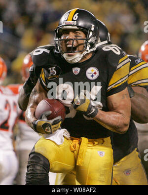 Pittsburgh Steelers Hines Ward célèbre après avoir marqué contre les Bengals de Cincinnati au cours du troisième trimestre au Heinz Field de Pittsburgh, Pennsylvanie le 2 décembre 2007. (UPI Photo/Stephen brut) Banque D'Images