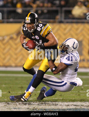 Indianapolis Colts Antoine Bethea tire downs Pittsburgh Steelers Hines Ward au cours du quatrième trimestre, à Stade Heinz Field de Pittsburgh, Pennsylvanie le 9 novembre 2008. (UPI Photo/Stephen brut) Banque D'Images