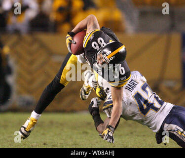 San Diego Chargers Clinton Hart (42) abat Pittsburgh Steelers Hines Ward (86) au cours du quatrième trimestre de Heinz Field de Pittsburgh, Pennsylvanie le 16 novembre 2008. (UPI Photo/Stephen brut) Banque D'Images