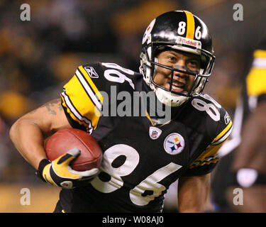 Pittsburgh Steelers Hines Ward (86) tire dans une passe de quarterback Ben Roethlisberger au cours du premier trimestre contre Cincinnati Bengals au Heinz Field de Pittsburgh, Pennsylvanie le 20 novembre 2008. .(UPI Photo/Stephen brut) Banque D'Images