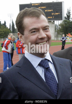 Le président russe Dmitri Medvedev parle aux athlètes à la partie sud du centre fédéral de formation à Sotchi le 23 mars 2009. Medvedev a assuré lundi que la crise économique n'affecte pas le financement de l'état pour les Jeux Olympiques d'hiver de 2014. (Photo d'UPI/Anatoli Zhdanov) Banque D'Images