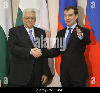 Le président russe Dmitri Medvedev (R) se félicite le président palestinien Mahmoud Abbas qu'ils répondent à la résidence présidentielle dans la mer Noire resort de Sotchi le 26 janvier 2010. UPI/Anatoli Zhdanov Banque D'Images