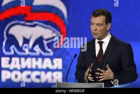 Le président russe Dmitri Medvedev prononce une allocution au congrès du parti Russie unie à Saint-Pétersbourg le 21 novembre 2009. UPI/Anatoli Zhdanov Banque D'Images