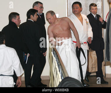 Le président russe Vladimir Poutine assiste à une classe de maître à l'école de judo de maîtrise de sport à Saint-Pétersbourg, Russie le 24 décembre 2005. (Photo d'UPI/Anatoli Zhdanov) Banque D'Images