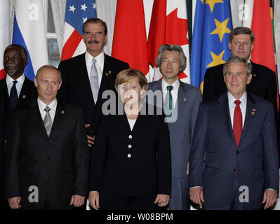 Bas de gauche à droite : le président russe Vladimir Poutine, la chancelière allemande Angela Merkel et le président américain George W. Bush posent pour une photo de groupe des dirigeants du G8 à la suite de la session finale du Sommet du G8 à Saint-Pétersbourg, Russie le 17 juillet 2006. À partir de la gauche dans la rangée du haut sont le président sud-africain, Thabo Mbeki, le président mexicain Vicente Fox, le Premier ministre japonais Junichiro Koizumi et le premier ministre canadien Stephen Harper. (Photo d'UPI/Anatoli Zhdanov) Banque D'Images