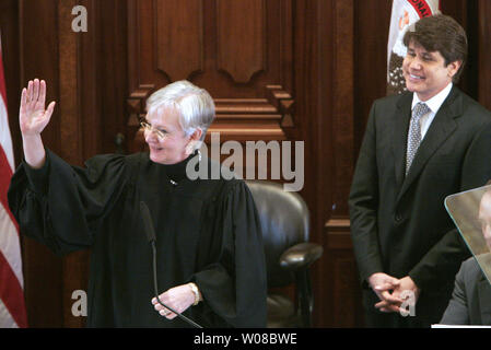 Juge d'appel de l'Illinois Mary Jane Theis, gauche, administre le serment d'office à l'employé. Rod Blagojevich regarde avant de coin les membres du Sénat de l'Illinois pour la 96e Assemblée générale à l'Illinois State Capitol à Springfield, Illinois, le 14 janvier 2009. Blagojevich est le premier gouverneur de l'Illinois d'être destitué. (UPI Photo/Mark Cowan) Banque D'Images