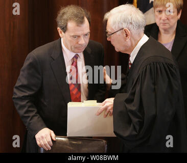 Le Président du Sénat d'état de l'Illinois John J. Cullerton (L) parle avec le Juge en chef de la Cour suprême de l'Etat Thomas Fitzgerald avant la fermeture des arguments dans le procès d'impeachment Illinois Gov. Rod Blagojevitch à l'Illinois State Capitol à Springfield, Illinois, le 29 janvier 2009. (UPI Photo/Mark Cowan) Banque D'Images